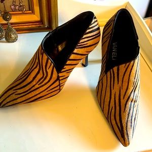 Vaneli size 4 animal print heel hard to find size